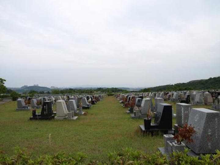 洋型墓石が並ぶ芝生地区