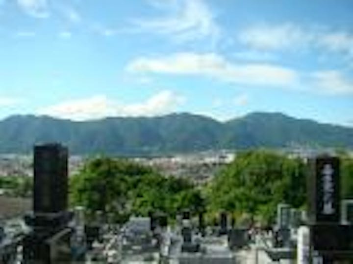 霊園からの眺望は最高です。上田市街地が一望できます
