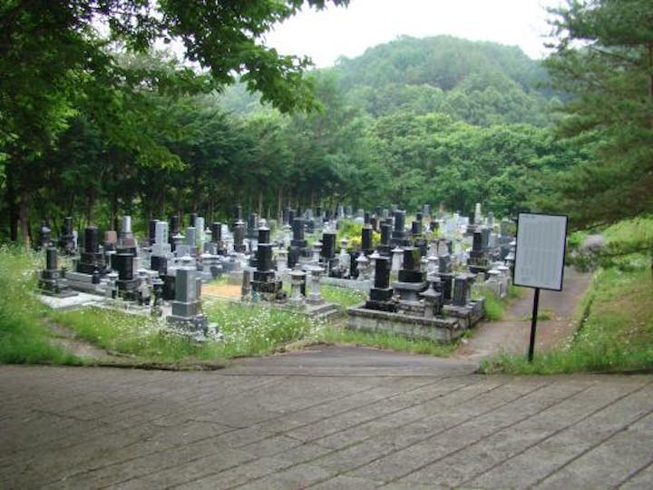 墓石は縦型、横型両方あります。特別な規格はないと思います