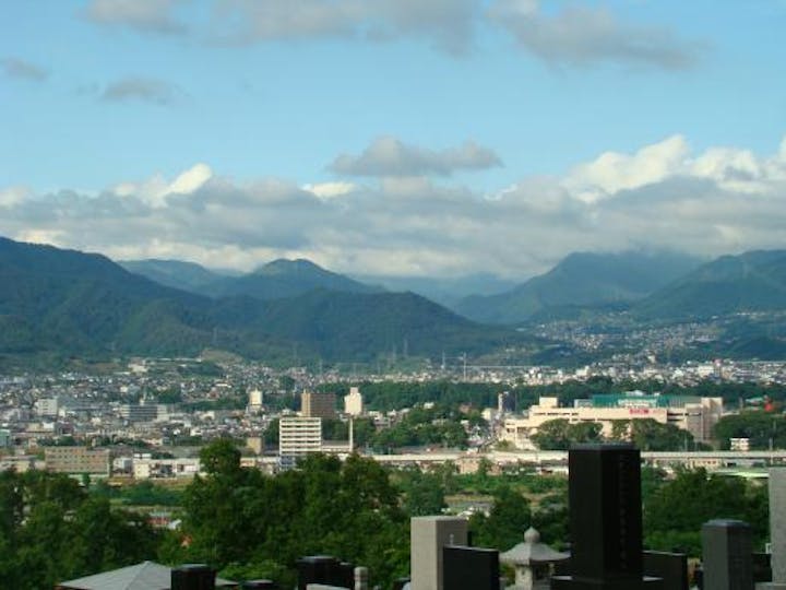 最大のポイントは眺望の良さです。上田市街地が一望でき、天気の良い日には遠くの山々まで良く見えます