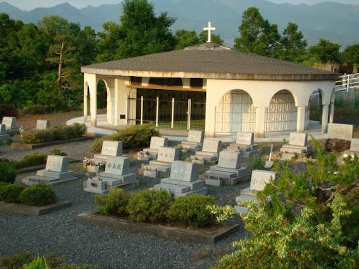 上田市霊園内にはカトリック墓地があります。普段は門が閉められているため入る事はできませんでした