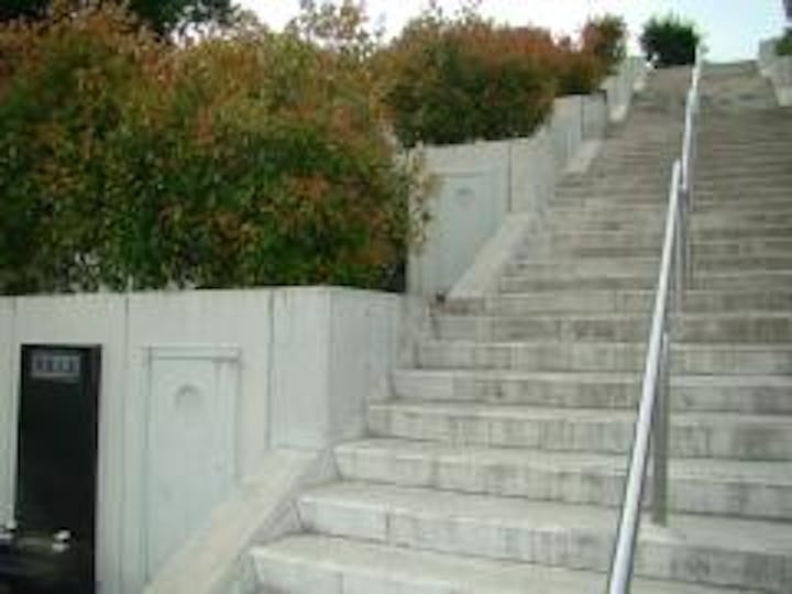 壁面墓地は真ん中に階段があり、２つに分かれています