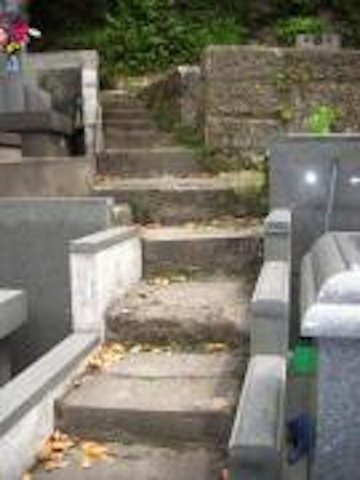 墓地内の階段