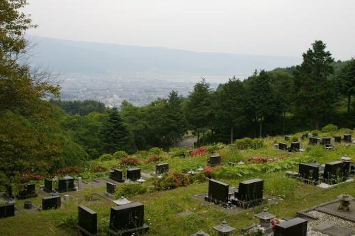 霊園の一番高い場所からは岡谷市内や諏訪湖を見渡すことができる。風も爽やかで気分爽快。