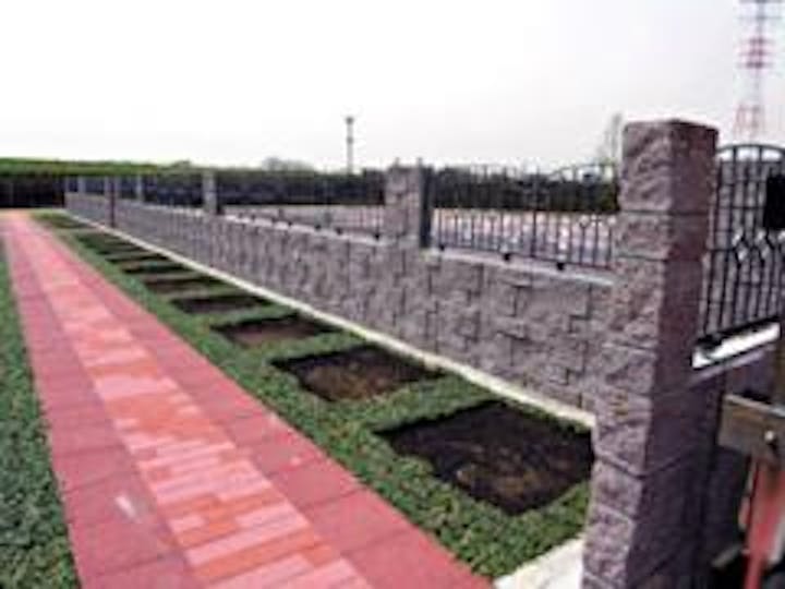設計も緑地墓地や仕切りに生け垣とブロックフェンスを使用するなどメリハリある