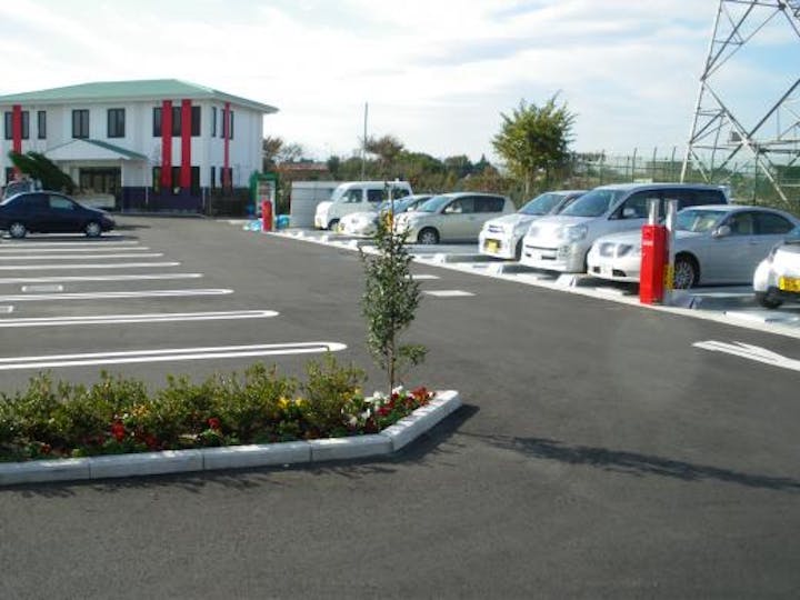 広々とした駐車場には75台が駐車可能