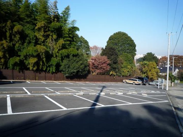 園内駐車場。１８２台分の駐車スペースが確保されている。