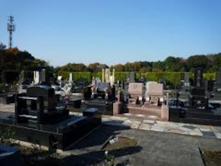 園内には様々な種類の墓石が立ち並ぶ
