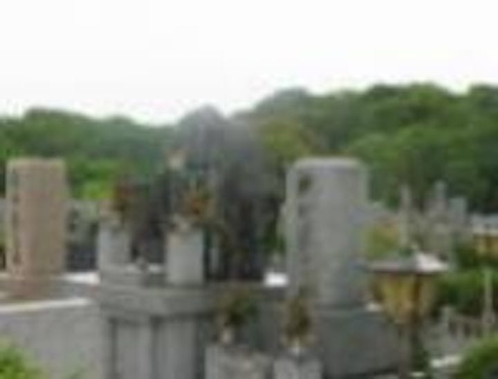 さまざまな形状の墓石
