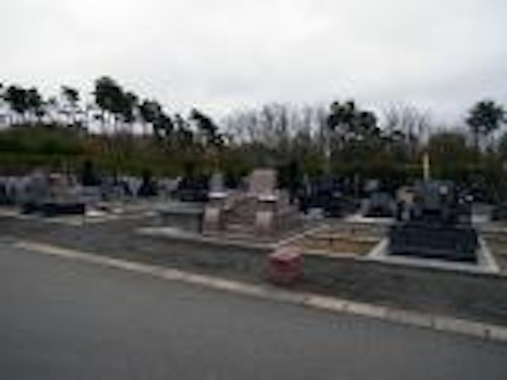様々な形の墓石