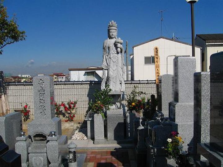 観世音菩薩像が園内の片隅から見守っている。