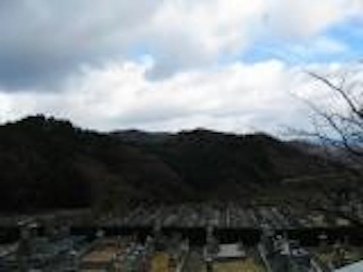 北側を見た所。山裾に見えるガードレールは京都縦貫自動車道。