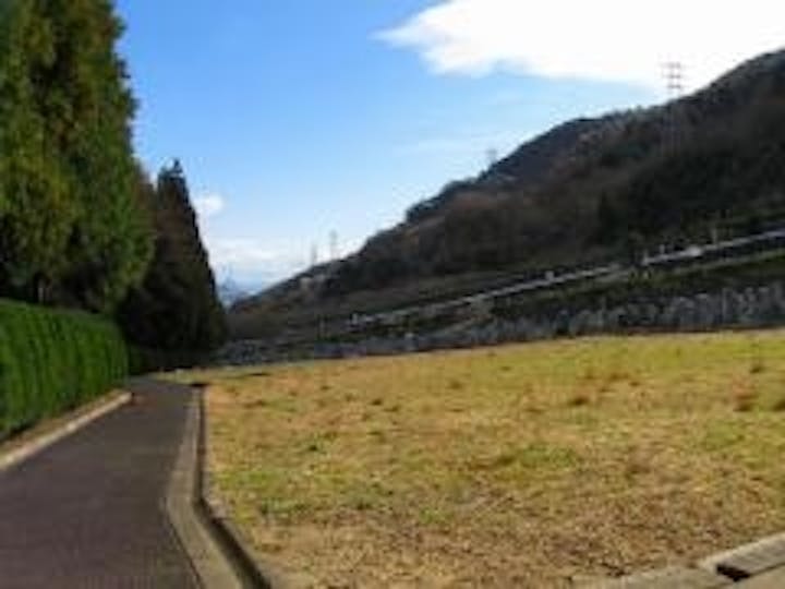 園内を京都市内側（東側）に見たところ。霊園は右手に見える山から谷へ広がっている。
