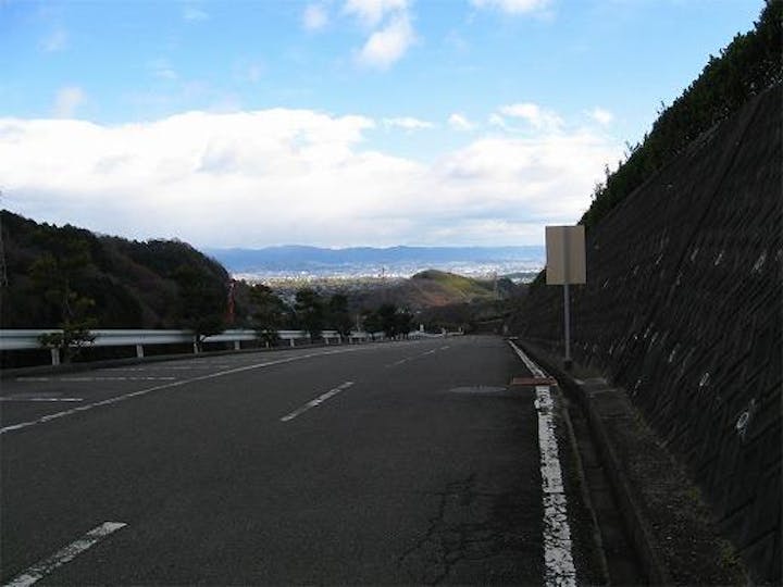 園内車道のもっとも高いところからは京都盆地を一望。この景色だけでも見る価値あり。
