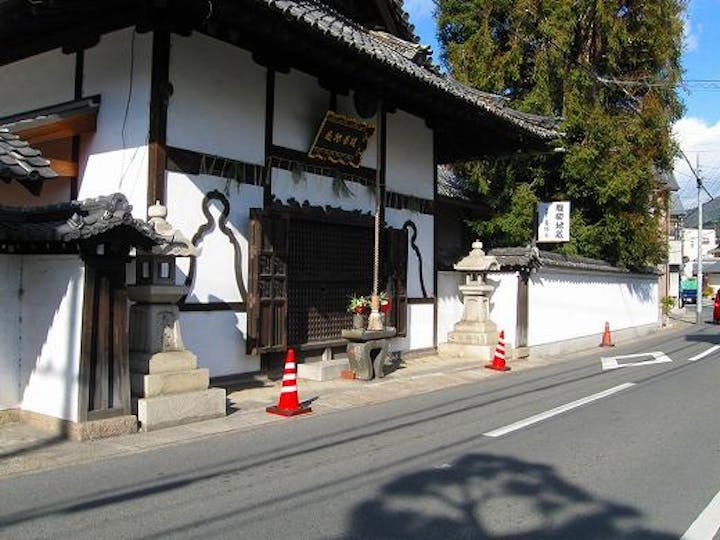 旧街道に佇む歴史ある寺院の霊園