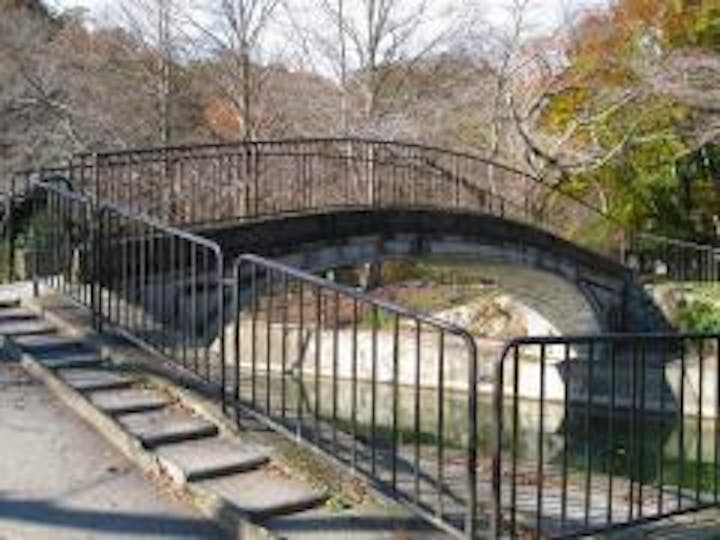 疎水にかかる橋も歴史を感じさせる。車椅子の移動は厳しいかも。