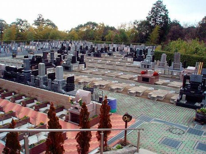 一番小さい墓所から緑地付き墓所まで、区画ごとにさまざまなタイプが見られる。