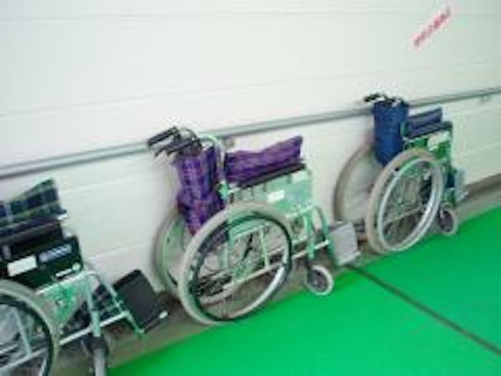 入り口には自由に使える車椅子が用意されている。