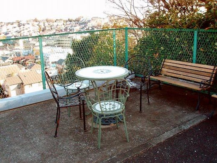 苑内に置かれた洋風のベンチやテーブルがおしゃれな雰囲気。