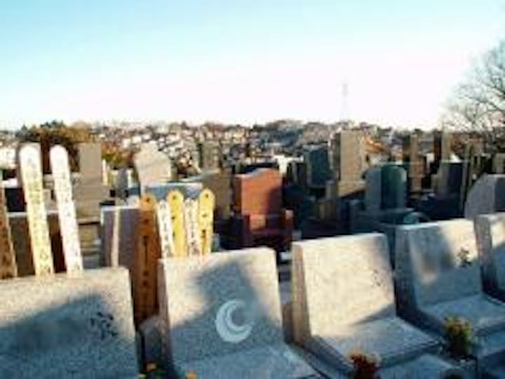 立ち並ぶ墓石の向こうには鶴見の街並みが見える。