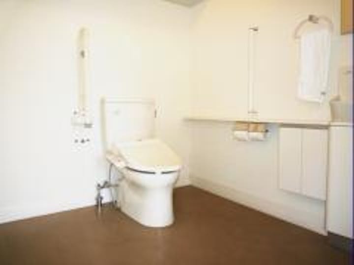 管理棟内には通常のトイレのほか、バリアフリートイレも設置