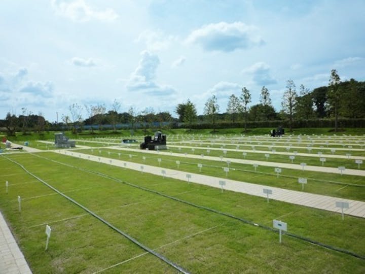 墓域内は平坦なバリアフリー設計を施している。