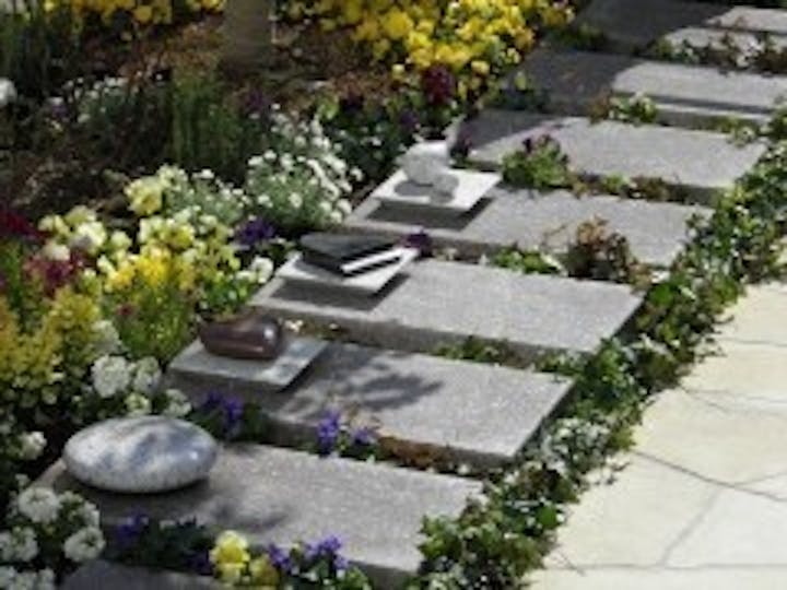 小さなプレート型墓石の上には、可愛らしいデザイン石を置くことができる。