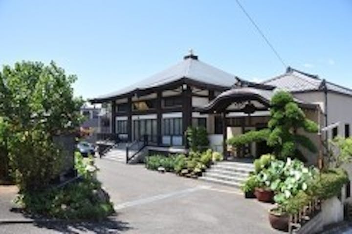 港南桜道をはさんで横浜市立南台小学校の西隣、日野の街を見渡すあたりにお寺の屋根が見えて来たら到着です。乗願寺の本堂と、寺務所を兼ねた客殿。