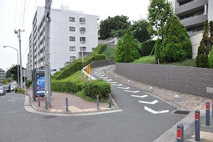 東戸塚駅から行くと「環2境木」交差点の手前にあるマンション脇の小さな道をさらに上がります。