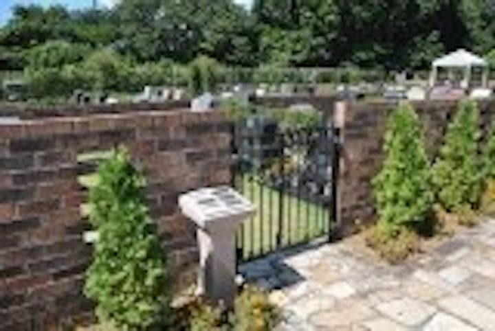 こちらは日本初となるプライベートキーによる門扉付きの、魅力的な独立芝生墓所。ネームプレート付きのゲートがプレミアム感を演出します。