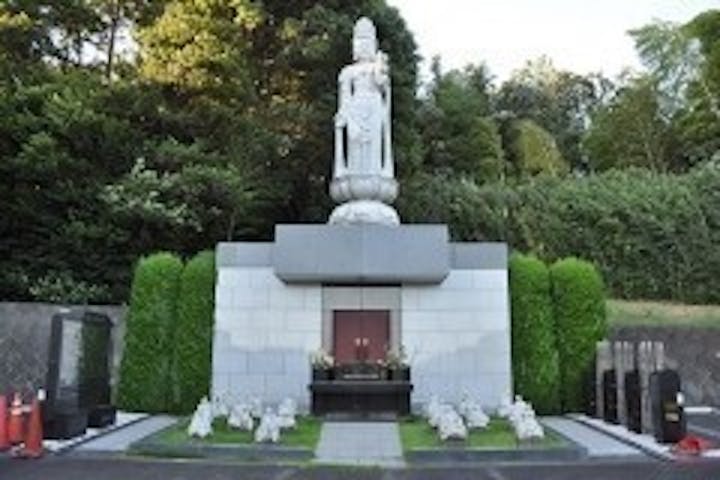 霊園の一番奥で墓所を見守る大きな観音さま。「和合の郷」と名付けられた永代供養墓です