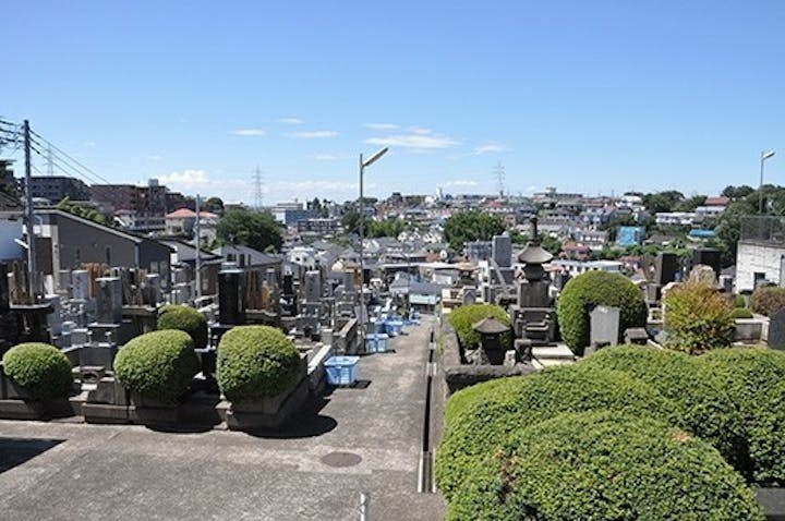 菊名・大倉山方面をはるかに望む高台の斜面。周囲は閑静な住宅街。