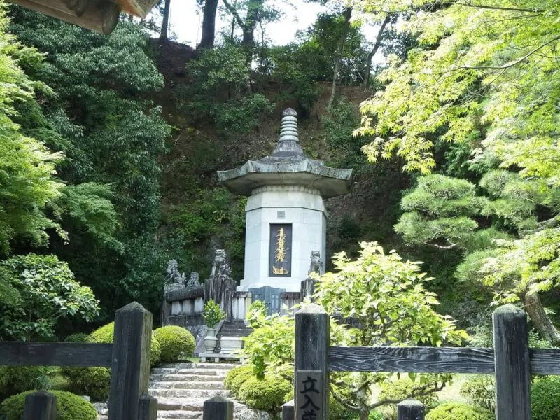 日蓮宗総本山 身延山久遠寺 日蓮聖人御墓・祖廟塔