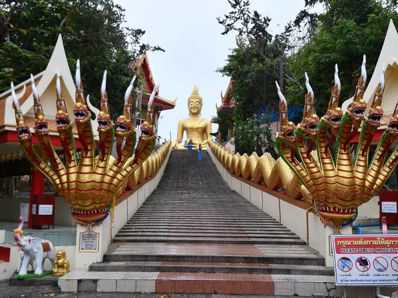 タイのワットプラヤイにある迫力ある蛇神ナーガとビッグブッダ