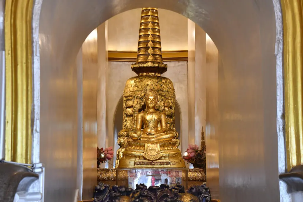 仏塔の中央に丁重に祀られている仏舎利