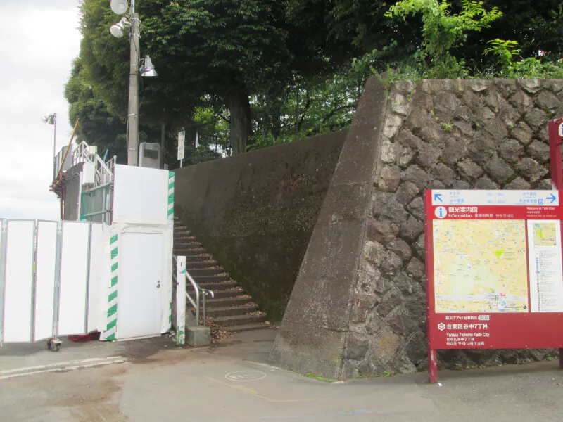 谷中霊園に向かう途中の階段