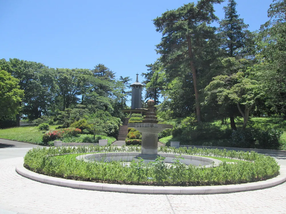 都立八柱霊園の庭園と噴水